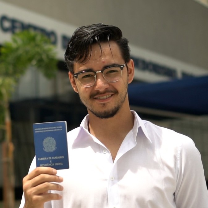 Pessoa com cateira de trabalho